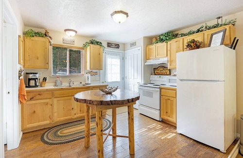 Clinton House | Serendipity Cabin - Quaint Log Cabin on Rock Creek