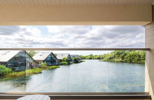 South Cerney House | Serendipity | Cotswold Lakehouse | Hot Tub & Kayak