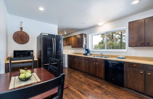 Sandy Apartment | Serene 1600 Sq Ft Mountain Home Near Dimple Dell Park