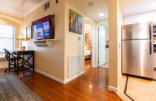 Ridgecrest Apartment | Serene Business-Friendly Getaway ~ ♛Queen Bed, Pkg