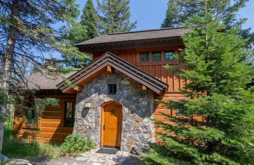 Tamarack Cottage | Serene Cottage | Ski-In/Ski-Out Private Hot Tub
