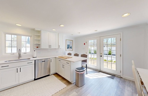 Katama House | Serene Dog Friendly Island Retreat with A/C and Washer/Dryer