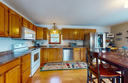 North Troy House | Serene dog-friendly nature retreat with large deck - near skiing, hiking & golf