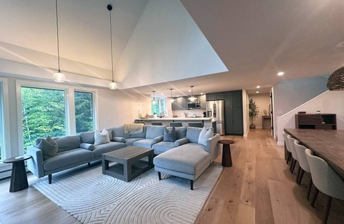 Stratton Mountain House | Serene Escape | Comfort & Luxury | A/C | Hot Tub | Sauna | Golf Getaway