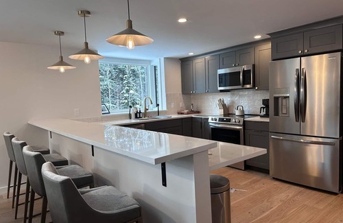 Stratton Mountain House | Serene Escape | Comfort & Luxury | A/C | Hot Tub | Sauna | Golf Getaway