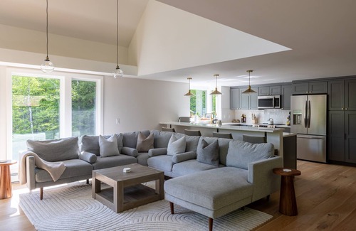 Stratton Mountain House | Serene Escape | Comfort & Luxury | A/C | Hot Tub | Sauna | Golf Getaway