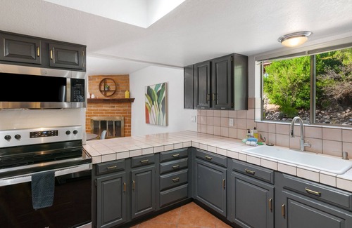 Tucson House | 🏝 Serene Foothills Oasis w/ Pool & Grill, Sleeps 10 🏝