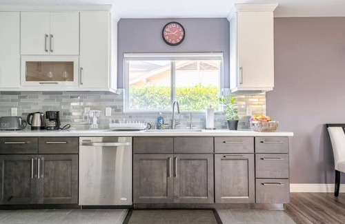 East San Gabriel House | Serene Gem in LA: 4 Bedrooms with a Walk-In Closet, Streaming Options, High-Speed Internet, and Front Yard Oasis.