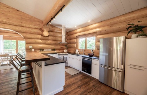Val-des-Lacs Ski Chalet | Serene Getaway - Hot Tub and Scenic Balcony