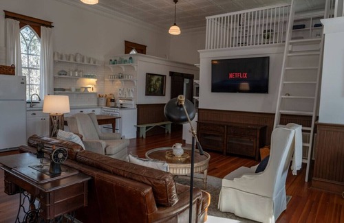 Goode House | Serene History-Soaked Retreat | VA Countryside