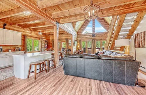 Saint Mary's Cabin | Serene Lakefront Cabin-St Mary's Glacier-Hot Tub