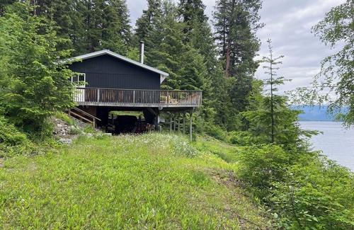 Squamish-Lillooet Regional District Cabin | Serene Lakeside Cabin with Breathtaking 180° Mountain Views-Your Perfect Escape!