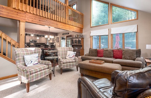 Pocono Pines House | Serene mountain escape in beautiful Lake Naomi