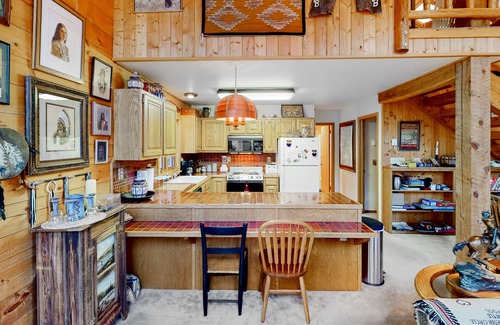 Almont Cabin | Serene mountainside cabin, with washer/dryer - near skiing