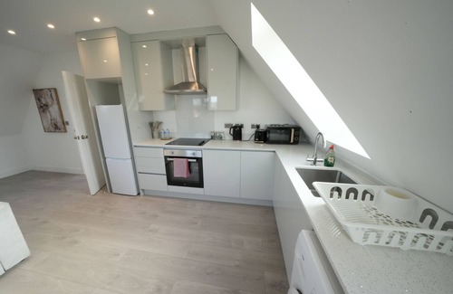 Stanwell Apartment | Serene Oasis 5mins from Heathrow Airport - Free Parking