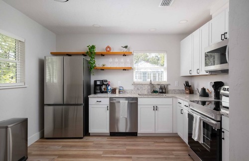 University Heights House | Serene Place Complex - Walk to UF - Free Parking