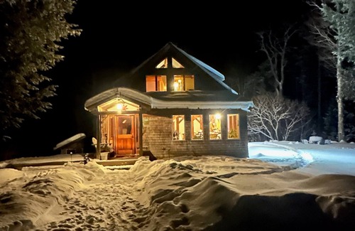 Warren House | Serene private house nestled in the mountains