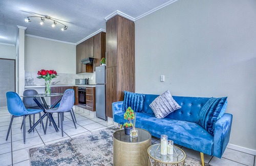 Lone Hill Apartment | Serene Retreat on Sunset Boulevard