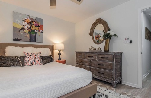 Crabtree Apartment | Serene & Stylish 2-Bedroom House Within Walking Distance of Crabtree Valley Mall