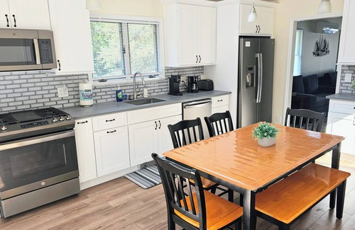Greenwich Apartment | Serene upstairs apt. Walk to town, train, & beach ferry!