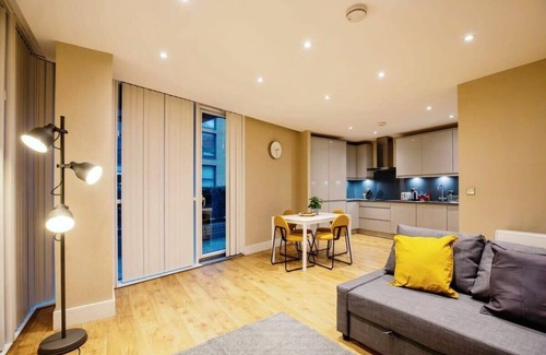 Whitechapel Apartment | Serene Urban Retreat in London