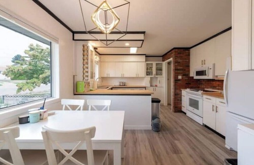Kamloops House | Serene Villa With Pool & HotTub