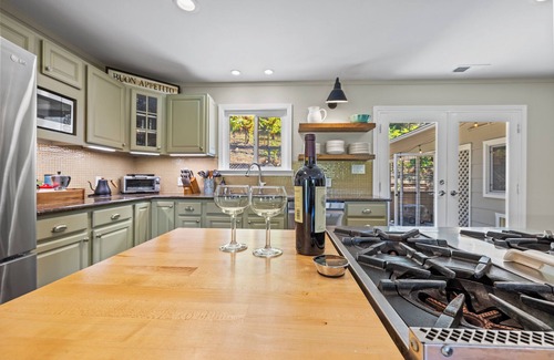 Geyserville House | Serene Vineyard Escape with Stunning Valley Views