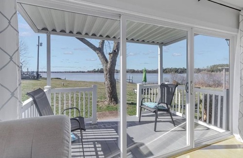 Sharps House | Serene Waterfront Getaway
