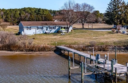 Sharps House | Serene Waterfront Getaway