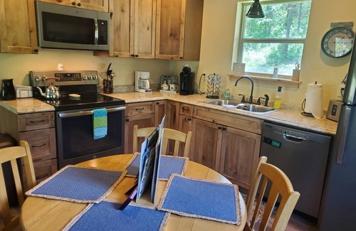 Lakeside Cabin | Serene Woodside Cabin: Modern Amenities in Nature