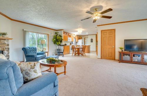 Zanesville Apartment | Serene Zanesville Getaway Hot Tub, 2 Decks!