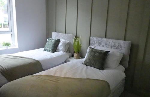 Reading Apartment | SereneAura Hideaway - Balcony, 2 Free Parking & Sleeps 4