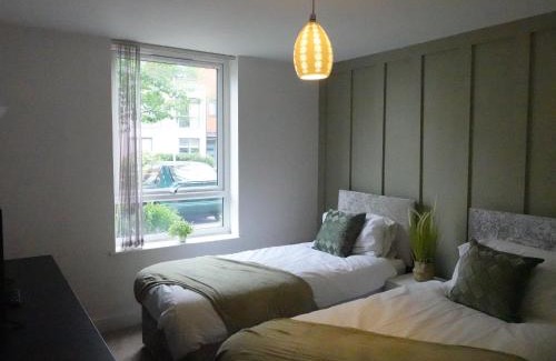 Reading Apartment | SereneAura Hideaway - Balcony, 2 Free Parking & Sleeps 4