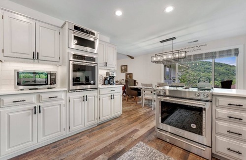 Frank Cottage | Serenitee Cottage at Mountain Glen Community- Newland, NC GOLF and Pickle Ball!