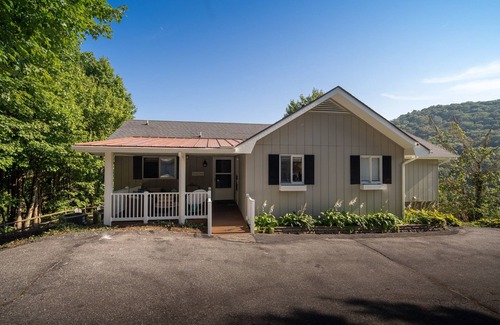 Frank Cottage | Serenitee Cottage at Mountain Glen Community- Newland, NC GOLF and Pickle Ball!