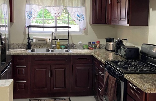 Runaway Bay Apartment | Serenity Escape