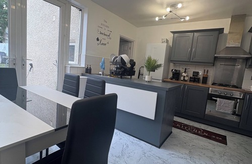 Watford House | Serenity Home Stays | 3 Bed | Free Parking | Watford Junction | 8 People