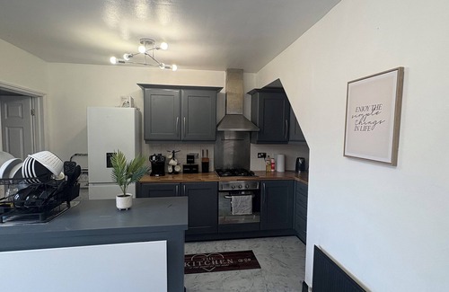 Watford House | Serenity Home Stays | 3 Bed | Free Parking | Watford Junction | 8 People