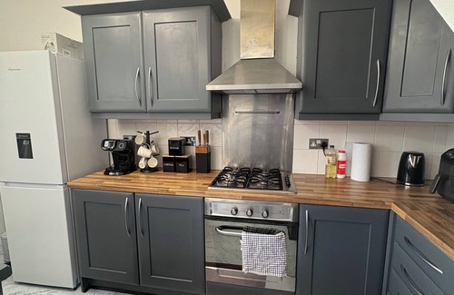Watford House | Serenity Home Stays | 3 Bed | Free Parking | Watford Junction | 8 People