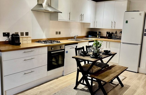 Shadwell Apartment | Serenity in the City - Cosy Apartment with WiFi