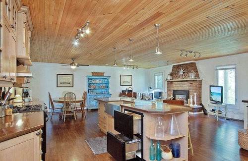 Bluewater Cottage | Serenity Now! *Gas Stove, Outdoor Firepit*