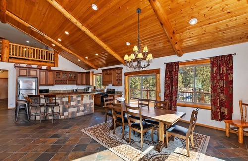 Eagle Mountain Estates Cabin | Serenity Now Lodge by Destination Big Bear: Luxury Log Home in Castle Glen Estates! Hot Tub! Pool Table! Ping Pong!