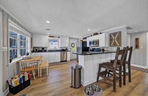 Chapin House | SERENITY NOW/Sunsets/Beach/Water On 3 Sides/Firepit/dock/boat ramp/Wi-Fi
