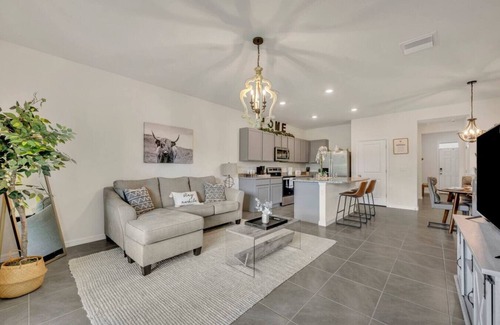 Plant City House | Serenity Townhouse|Pool, Gym, Hiking & Parks