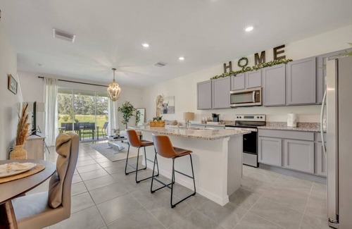 Plant City House | Serenity Townhouse|Pool, Gym, Hiking & Parks