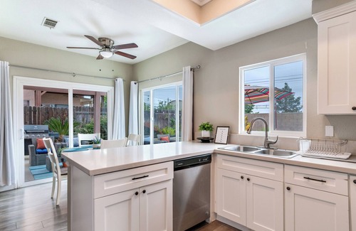 Moreno Valley House | Serenity Villa Hermosa, Jacuzzi, Games, Backyard, 3B Home with outdoor Furniture