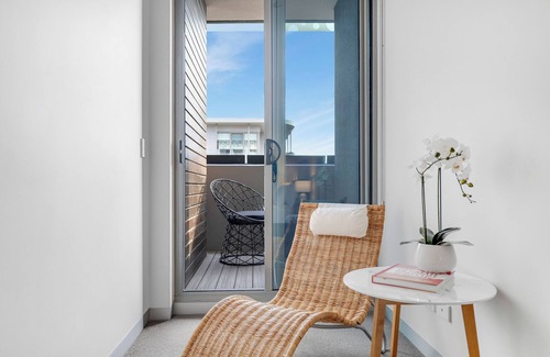 Mornington Apartment | Set right in the heart of Main Street Mornington and short stroll to the beach!