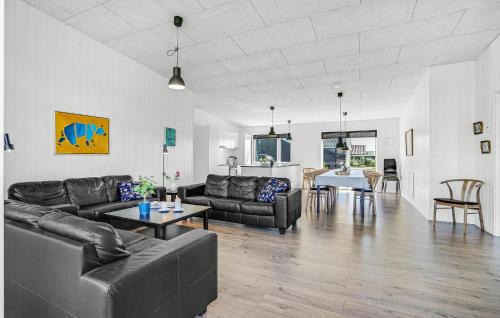 Fjellerup Strand House | Seven-Bedroom Holiday Home In Glesborg