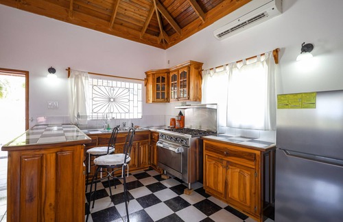 Runaway Bay Villa | Sevilla Retreat: pool/beach/chef incl.