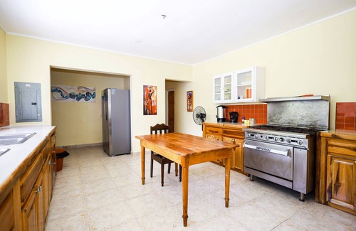 Runaway Bay Villa | Sevilla Retreat: pool/beach/chef incl.